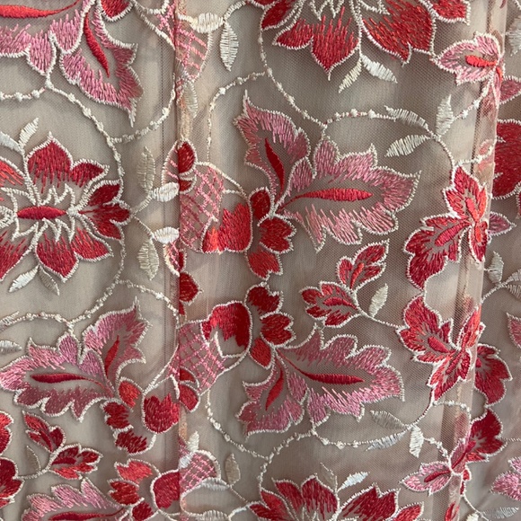 Long dress with net and embroidery - Picture 3 of 5